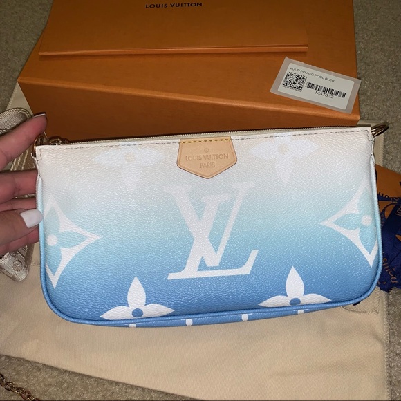 LV multiple Pochette by the pool - Picture 6 of 15